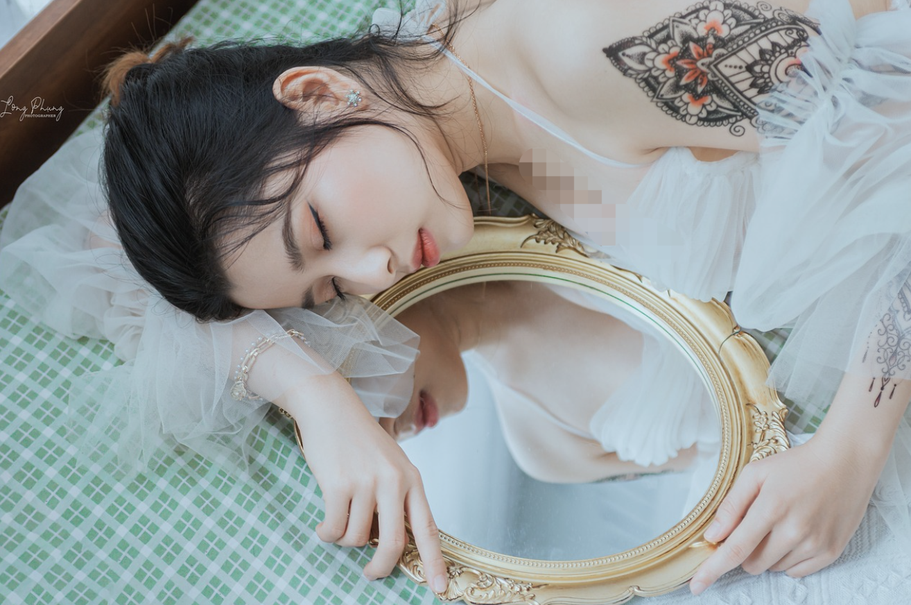 而是要通過一些行為和表現，讓前任感受到你正在被其他人或事物所吸引，你的世界不再只有他。